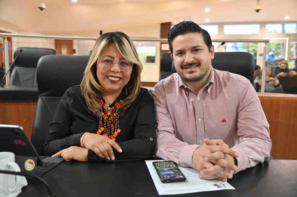 Yayo Van Wormer ilumina el Cabildo Abierto, mientras Teresita busca colgarse de la&nbsp;lámpara