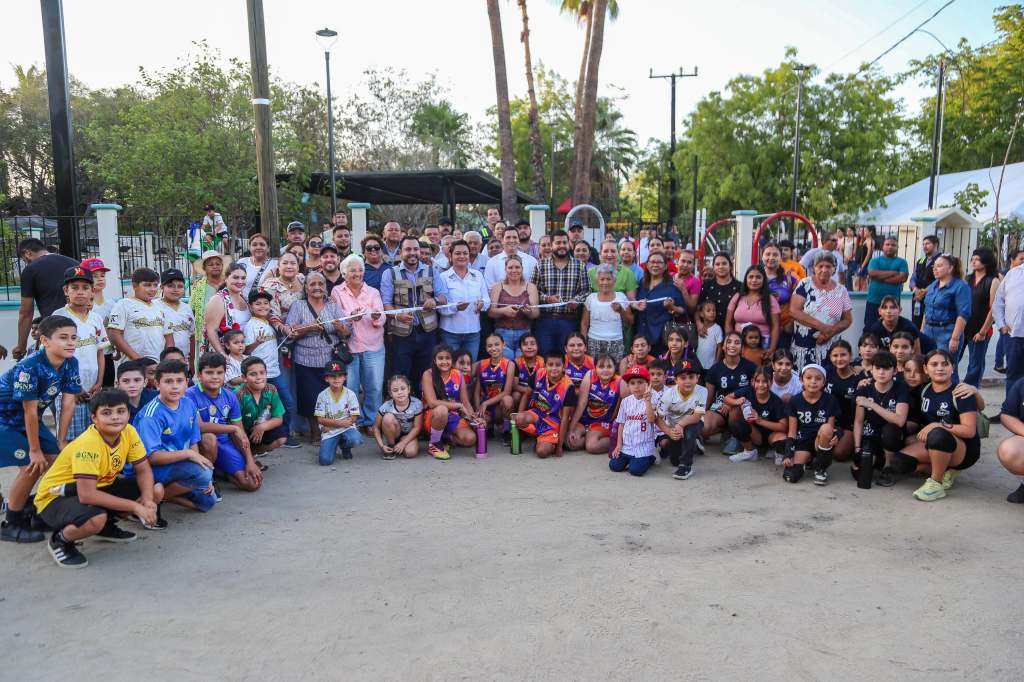 Entrega alcalde Christian Agúndez obras de remodelación del parque infantil en&nbsp;Miraflores.
