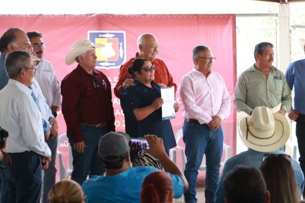 Cumple gobernador Víctor Castro a productores de Comondú con entrega de&nbsp;apoyos.