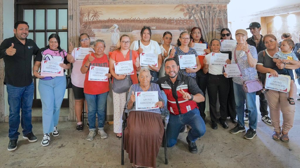 Entrega alcalde Christian Agúndez apoyos económicos a 15 familias de Los&nbsp;Cabos.