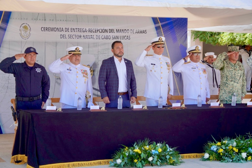 Asiste Christian Agúndez a la Ceremonia de Entrega-Recepción del Mando de Armas del Sector Naval de Cabo San&nbsp;Lucas.