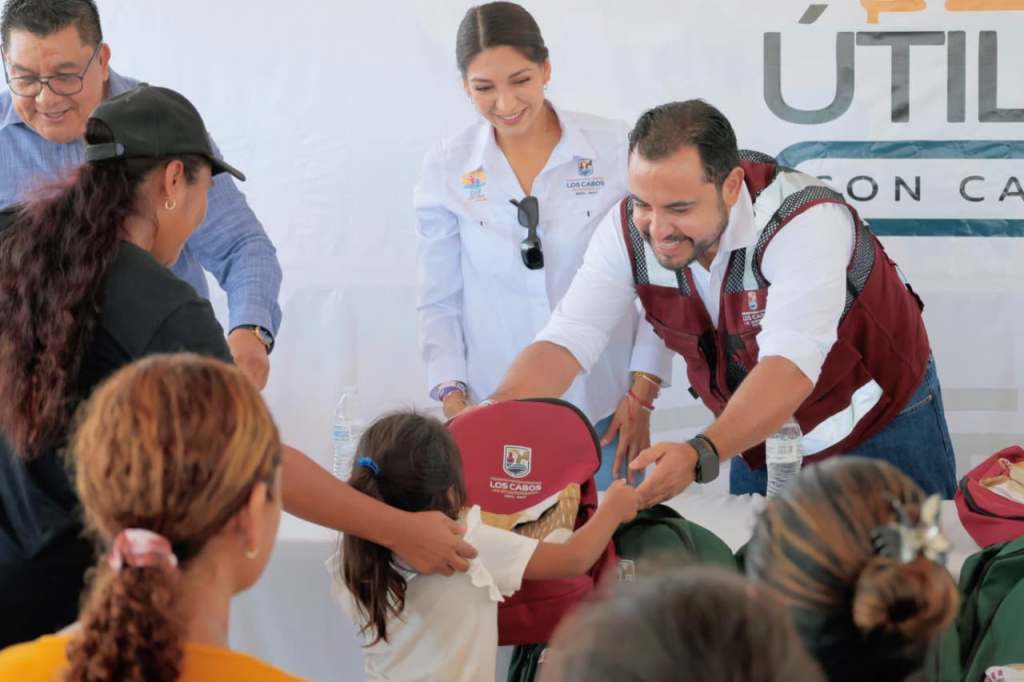 Entrega Christian Agúndez más de 10 mil paquetes de útiles escolares entre San José del Cabo y Cabo San&nbsp;Lucas.