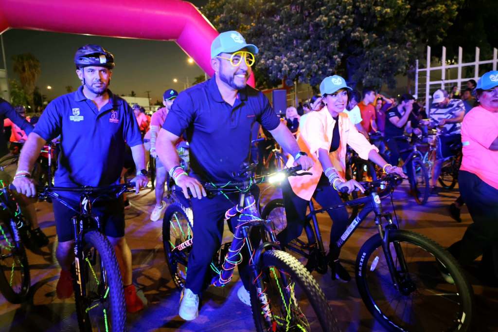 Gran Participación en la Rodada Neón encabezada por alcalde Christian&nbsp;Agúndez.