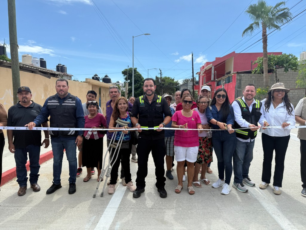Inaugura alcalde Los Cabos pavimentación integral en la colonia 4 de Marzo en Cabo San&nbsp;Lucas.