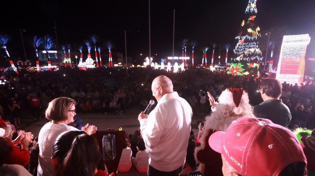 Enciende Gobernador Castro Cosío luces navideñas en la Plaza de la&nbsp;Reforma.