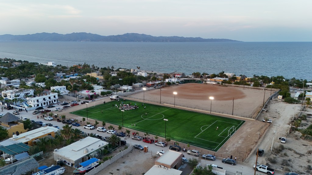 Construye Ayuntamiento de La Paz campo de fútbol en El Sargento con casi 4 mdp de recursos propios (07 de Agosto&nbsp;2026).
