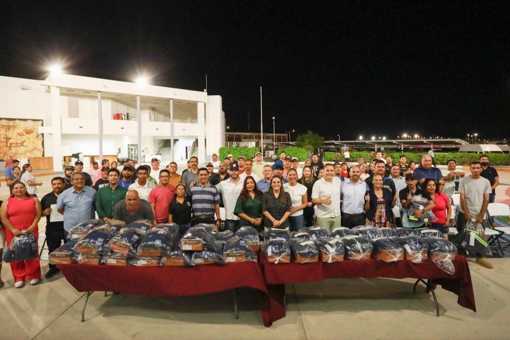Entrega Ayuntamiento de La Paz uniformes a personal de Servicios Públicos y Sustentabilidad (22 de Agosto&nbsp;2026).