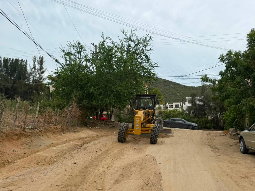 Realizan trabajos de limpieza y mantenimiento vial en colonia Nueva Ejidal (22 de Agosto&nbsp;2026).